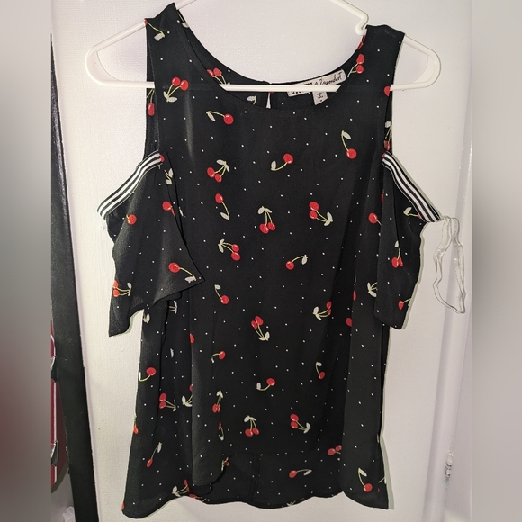 GYPSIES & Moondust "M" Fancy Black & Cherry design off the shoulders top - Picture 2 of 4